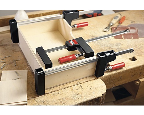 Caisse en bois fixée avec des serre-joints sur un établi