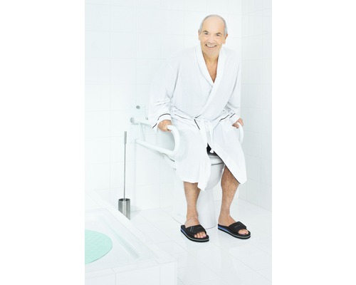 Seniorengerechtes Badezimmer mit Toilette und Haltegriff