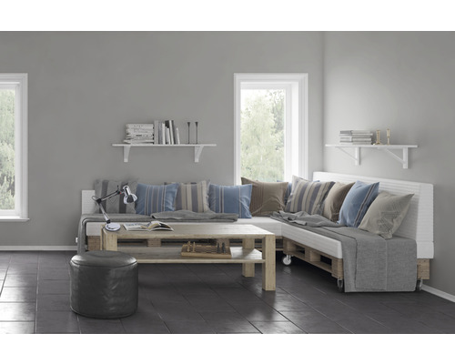 Wohnzimmer mit Palettensofa, Holztisch und Regalen