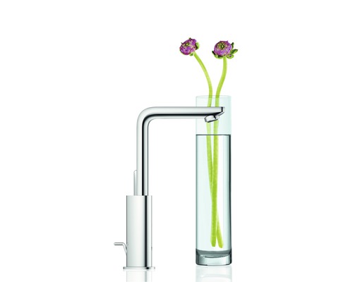 Chromfarbene Waschtischarmatur neben einem Glas mit Blumen