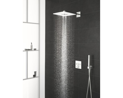 Installation de pommeau de douche carré dans une salle de bain avec régulateur et douchette