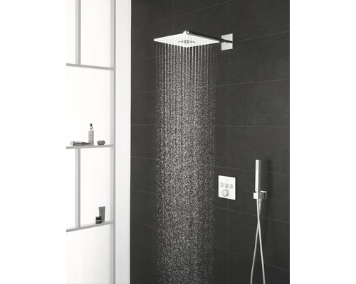 Douche de pluie avec douchette et thermostat dans une salle de bain