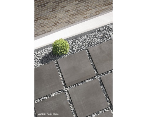 Espace extérieur avec des dalles de sol carrées de 60x60 cm et du gravier
