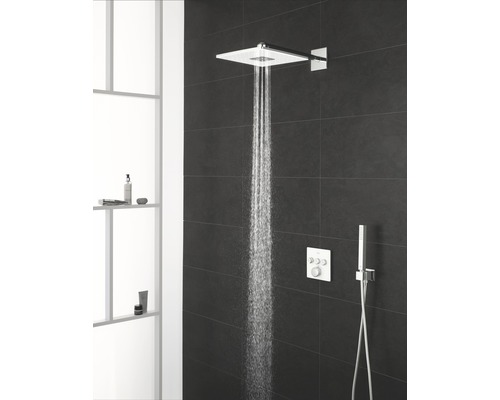 Pomme de douche de tête carrée avec jet d''eau dans une salle de bain moderne