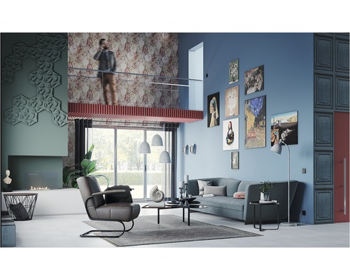 Wohnzimmer mit Sofa, Sessel, Teppich, Tisch, Dekoration und einer Person auf einer Galerie