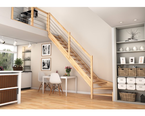 Aménagement intérieur clair avec escalier en bois, table à manger et étagères.