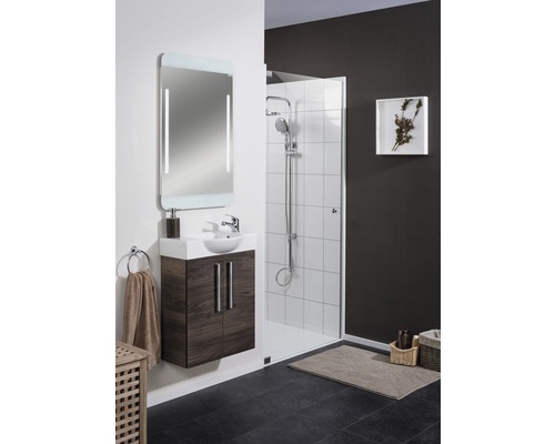 Badezimmer mit Waschtisch, Spiegel, Dusche und Dekoration