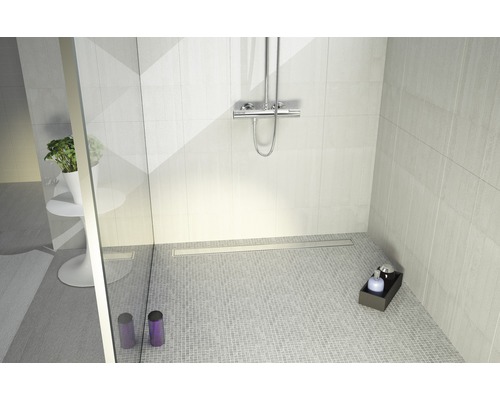 Badezimmer mit Dusche, Fliesenboden und Ablaufrinne