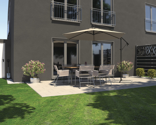 Terrasse avec table à manger, chaises, parasol et plantes devant une maison