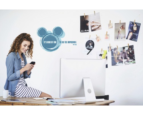 Bureau décoratif avec sticker mural avec la citation ''It''s kind of fun to do the impossible'' de Walt Disney.