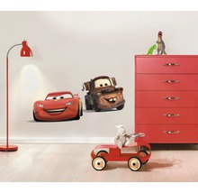 Kinderzimmer mit Lightning McQueen und Hook Wandtattoos, roter Kommode, roter Stehlampe und rotem Spielzeugauto
