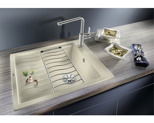 Spüle mit Abtropffläche, Armatur und Geschirr