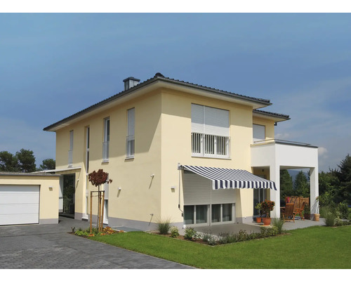 Zweifamilienhaus mit Rollläden und Markise
