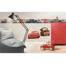 Kinderzimmer mit Cars Wandbordüre, Lightning McQueen und Hook Wandtattoo, roter Kommode, Stehlampe und Sitzsack