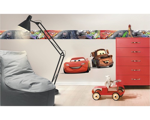 Kinderzimmer mit Cars Wandbordüre, Lightning McQueen und Hook Wandtattoo, roter Kommode, Stehlampe und Sitzsack