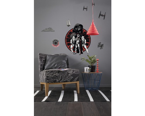 Séjour avec fauteuil, table d''appoint, tapis et stickers muraux Star Wars.