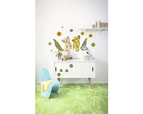 Décoration de pièce avec stickers muraux de deux lions, cercles et feuilles au-dessus d''un placard avec autocollants d''empreintes de pattes.