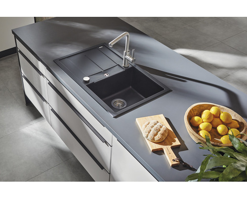 Spüle mit Abtropffläche und Küchenarmatur auf einer Küchentheke