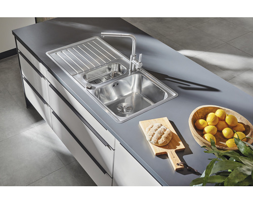 Küchenspüle aus Edelstahl mit Abtropffläche und Armatur auf einer Küchenarbeitsplatte