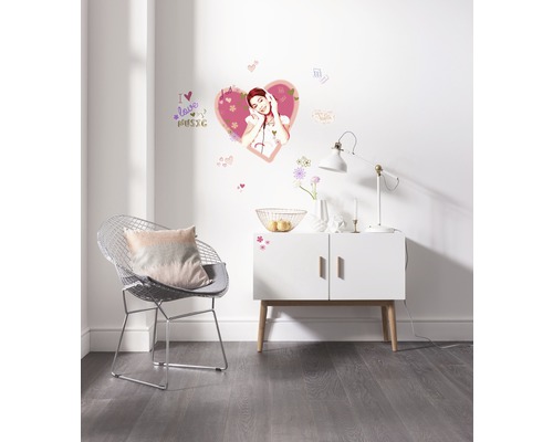 Décoration murale avec un sticker mural dans le salon au-dessus d''une commode