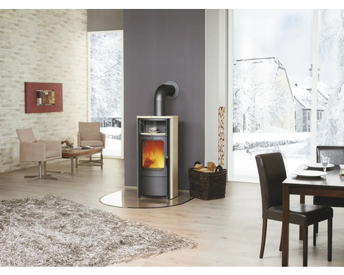 Wohnzimmer mit Kaminofen, Sitzgelegenheiten und Esstisch in hellem und einladendem Design