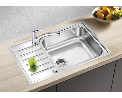 Spüle aus Edelstahl mit Abtropffläche und Armatur