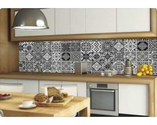 Küchenszene mit Fliesenaufklebern im Vintage Design