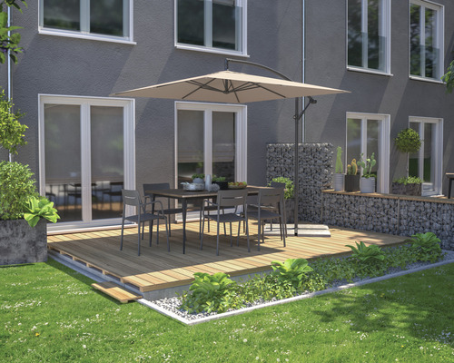 Szene mit Gartentisch, Stühlen, Sonnenschirm, Gabionen und Holzterrasse