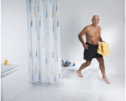 Salle de bain lumineuse avec rideau de douche et homme avec serviette