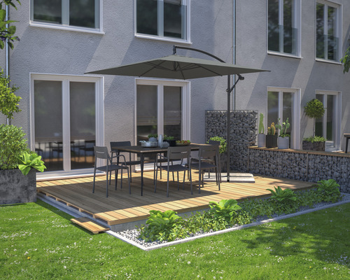 Terrasse mit Gartentisch, Stühlen und Sonnenschirm vor einem Haus