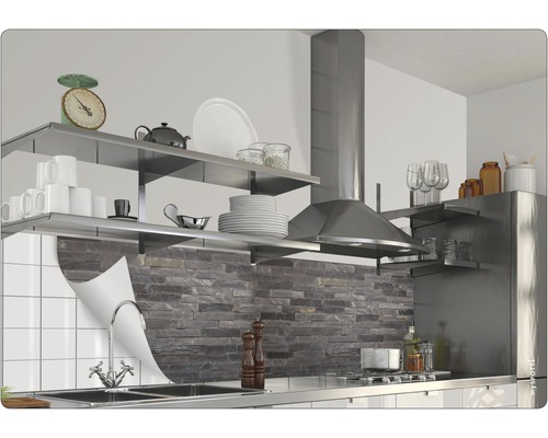 Küchenszene mit Regalen, Dunstabzugshaube und verschiedenen Küchenutensilien.