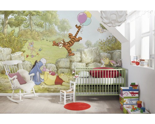 Chambre d''enfant avec fresque murale Winnie l''ourson, lit d''enfant et fauteuil à bascule