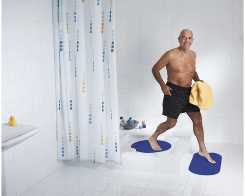 Salle de bain lumineuse avec rideau de douche et tapis de bain pour plus de sécurité