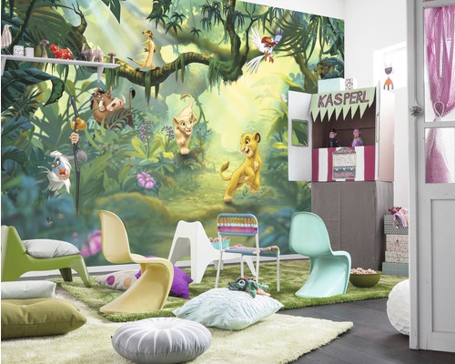 Chambre d''enfant avec fresque murale de la jungle, chaises et coussins sur tapis