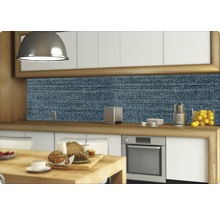Scène de cuisine avec panneau mural à motif jean au-dessus du plan de travail