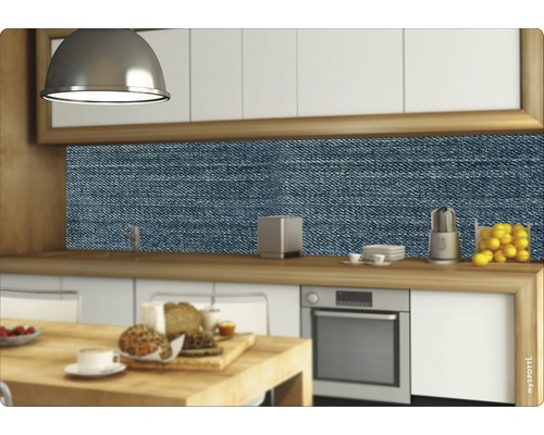 Scène de cuisine avec panneau mural à motif jean au-dessus du plan de travail