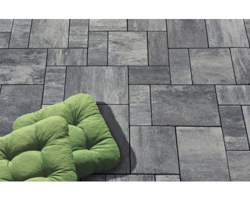 Pavés gris avec deux coussins de siège