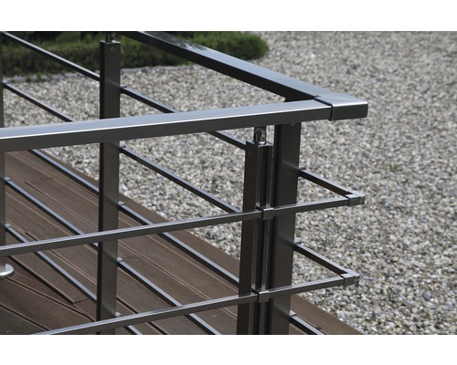 Vue détaillée d''une balustrade en acier inoxydable sur une terrasse