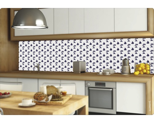 Scène de cuisine avec film de protection anti-éclaboussures à motif de palmiers et de bateaux