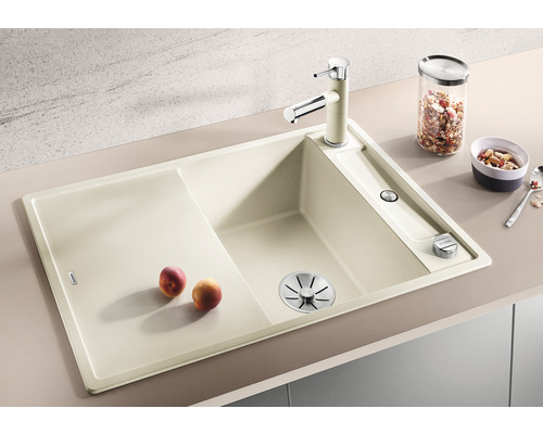 Évier avec égouttoir, robinet d''évier et deux pêches