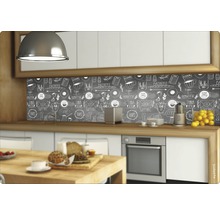 Crédence de cuisine décorative avec motif tableau noir et motifs de petit-déjeuner dans une cuisine lumineuse.