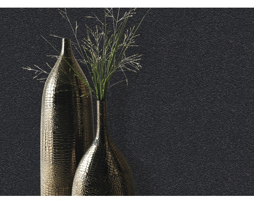 Zwei dekorative Vasen mit Gras