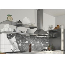 Scène de cuisine avec des étagères, une hotte aspirante et une crédence décorative