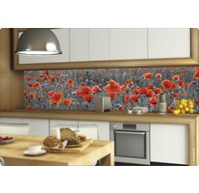 Crédence de cuisine avec motif de coquelicots dans une cuisine moderne