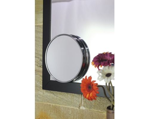 Salle de bains avec miroir de maquillage et miroir