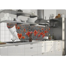 Crédence de cuisine avec motif de coquelicots derrière un évier dans une cuisine moderne.