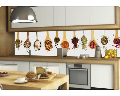 Küchenrückwand mit Gewürzmotiv in einer hellen Küche
