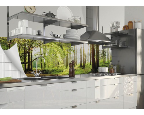 Crédence de cuisine avec motif de forêt dans une cuisine moderne