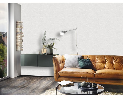 Salon avec canapé en cuir marron, table basse et papier peint texturé