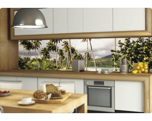 Crédence de cuisine avec motif de plage tropicale dans une cuisine moderne